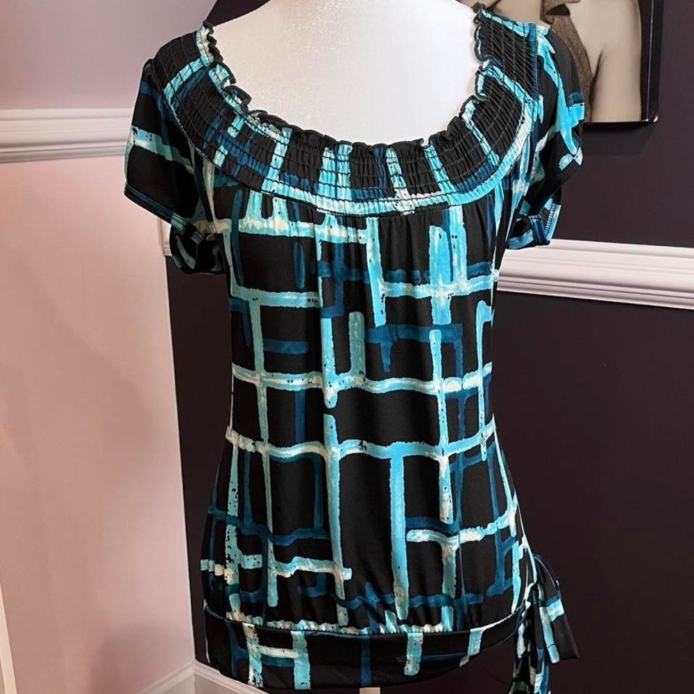⭐y2k black and‎ teal geometric print ruffle top medium